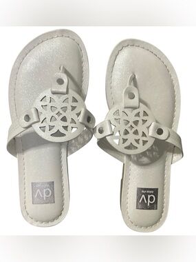 Dolce Vita girls white sandals size 1 flip flops-